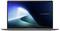 Ein ASUS ExpertBook Laptop mit eingeschaltetem Bildschirm. Der Bildschirm zeigt ein abstraktes blaues Hintergrundbild und den Text 'ASUS ExpertBook'.