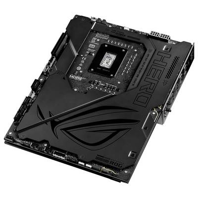 Ein schwarzes ROG HERO-Motherboard mit verschiedenen Anschlüssen und einem markanten Logo.