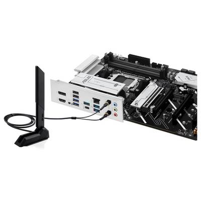 Ein Computer-Mainboard mit mehreren USB-Anschlüssen, Audioports und einem Antennenanschluss. Eine externe Antenne ist angeschlossen.