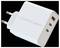 Weißes Ladegerät mit zwei USB-C-Anschlüssen und einem USB-A-Anschluss, seitlich liegend.