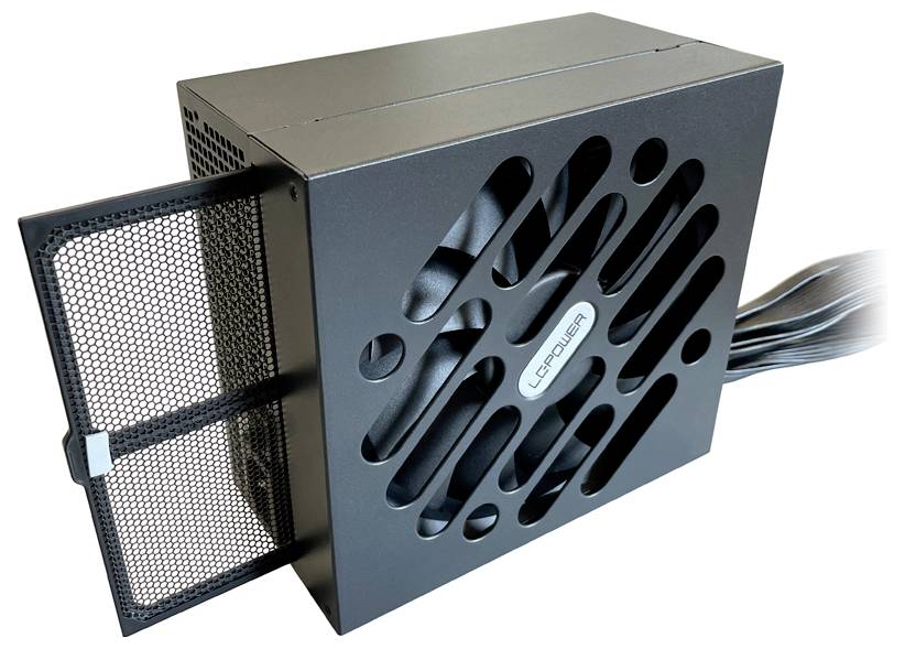 Schwarzes PC-Netzteil mit Lüftergitter und abnehmbarem Staubfilter an der Seite, mehrere Kabel auf der rechten Seite.