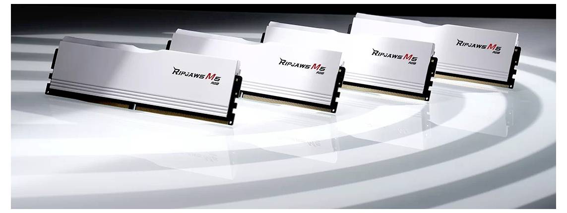 Vier weiße RAM-Module mit der Aufschrift 'Ripjaws M5' liegen auf einer reflektierenden, kreisförmigen weißen Oberfläche.