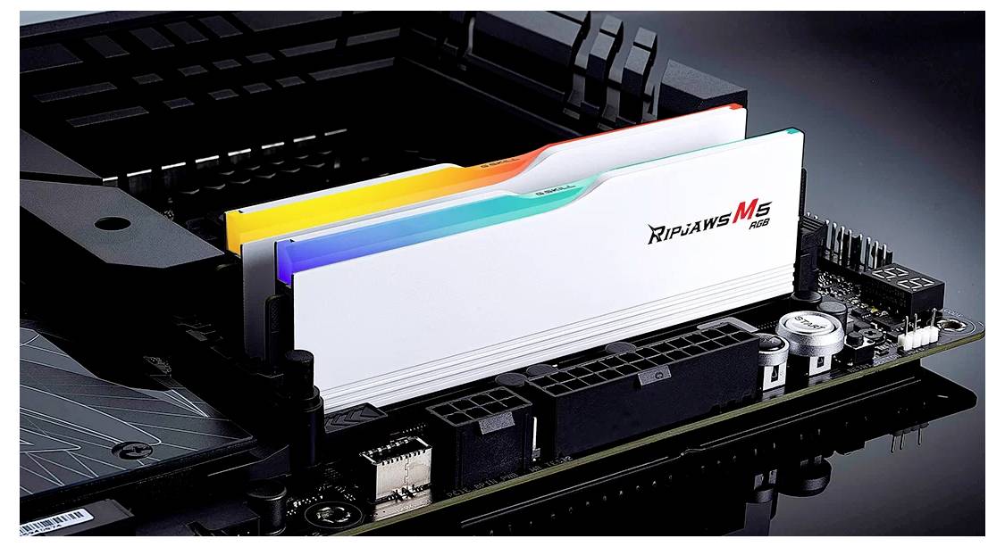 Ein Computer-Motherboard mit eingebauten RAM-Modulen. Die RAM-Module sind bunt beleuchtet und zeigen 'Ripjaws M5'.