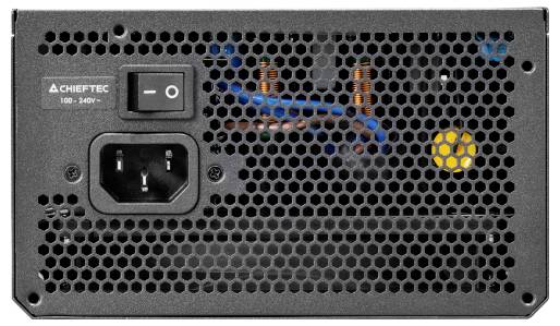 Ein Computernetzteil mit einem Hauptschalter und einem Lüftungsgitter. Das Etikett zeigt eine Spannungsreichweite von 100-240V.