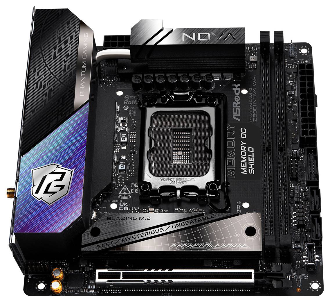 'ASRock Z590M-ITX/ax' Motherboard mit 'Phantom Gaming'-Design, zeigt CPU-Sockel, RAM-Slots, Kühlkörper und Anschlüsse.