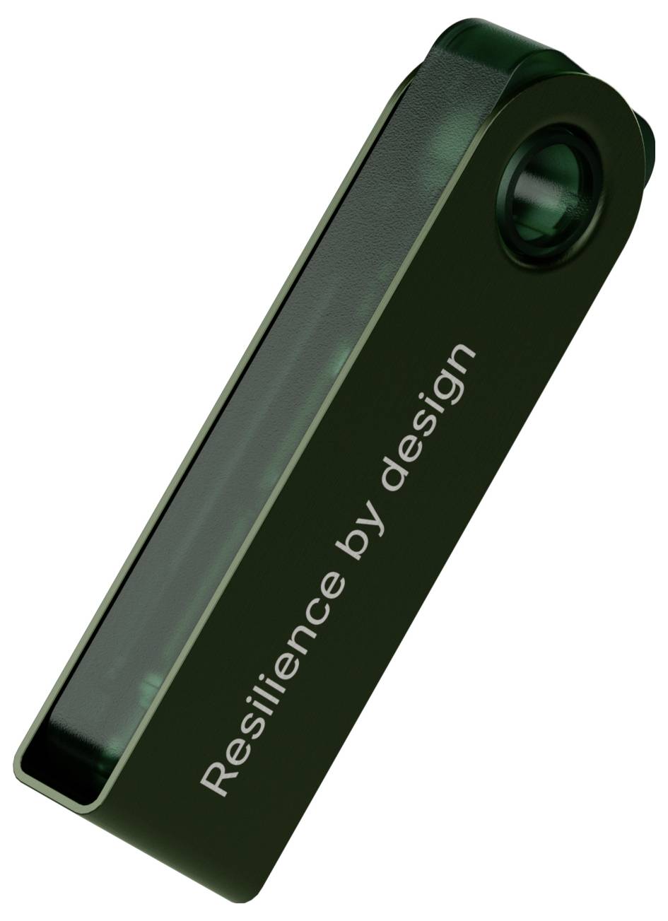 Ein dunkelgrüner USB-Stick mit der Aufschrift 'Resilience by design'.