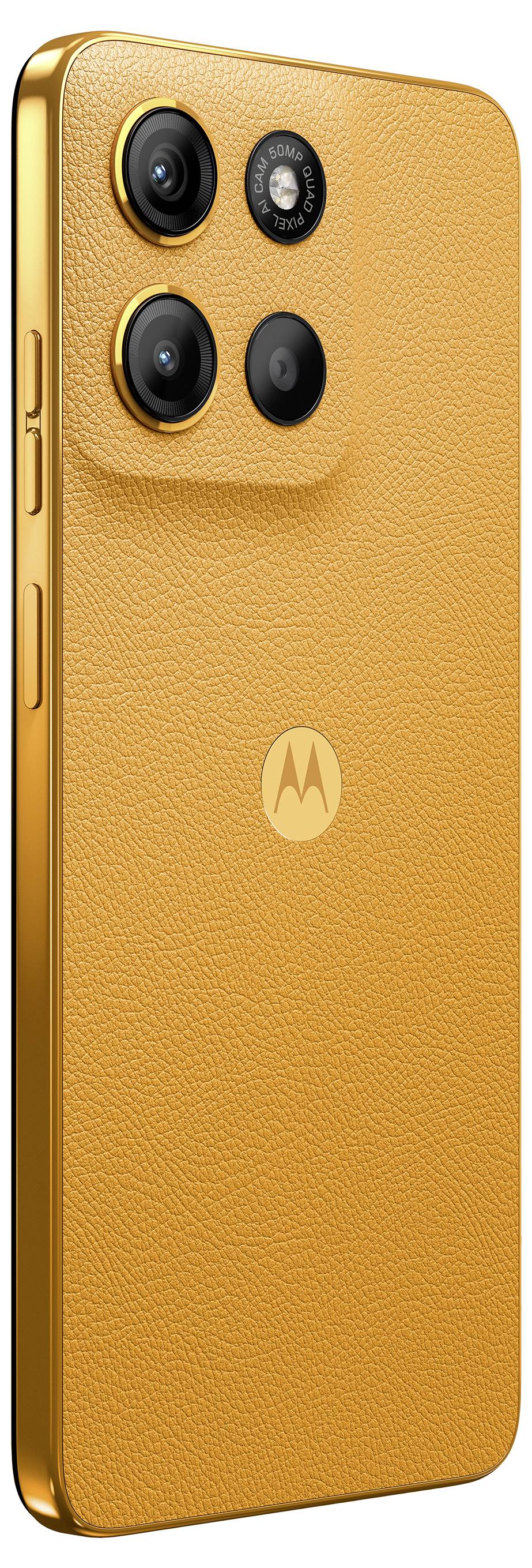 Ein oranges Smartphone mit Lederoptik, drei Kameras auf der Rückseite und dem Motorola-Logo in der Mitte.