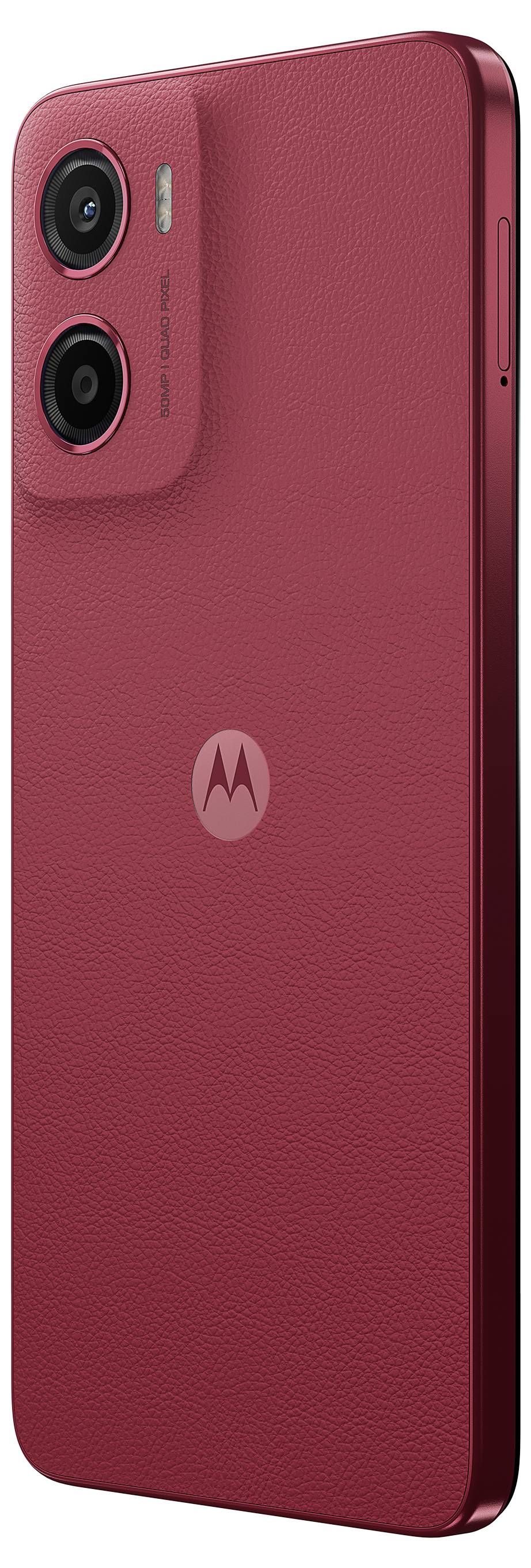 Ein rotes Smartphone mit strukturierter Rückseite mit dualen Hintergrundkameras und dem Motorola-Logo, auf einem Ständer positioniert.