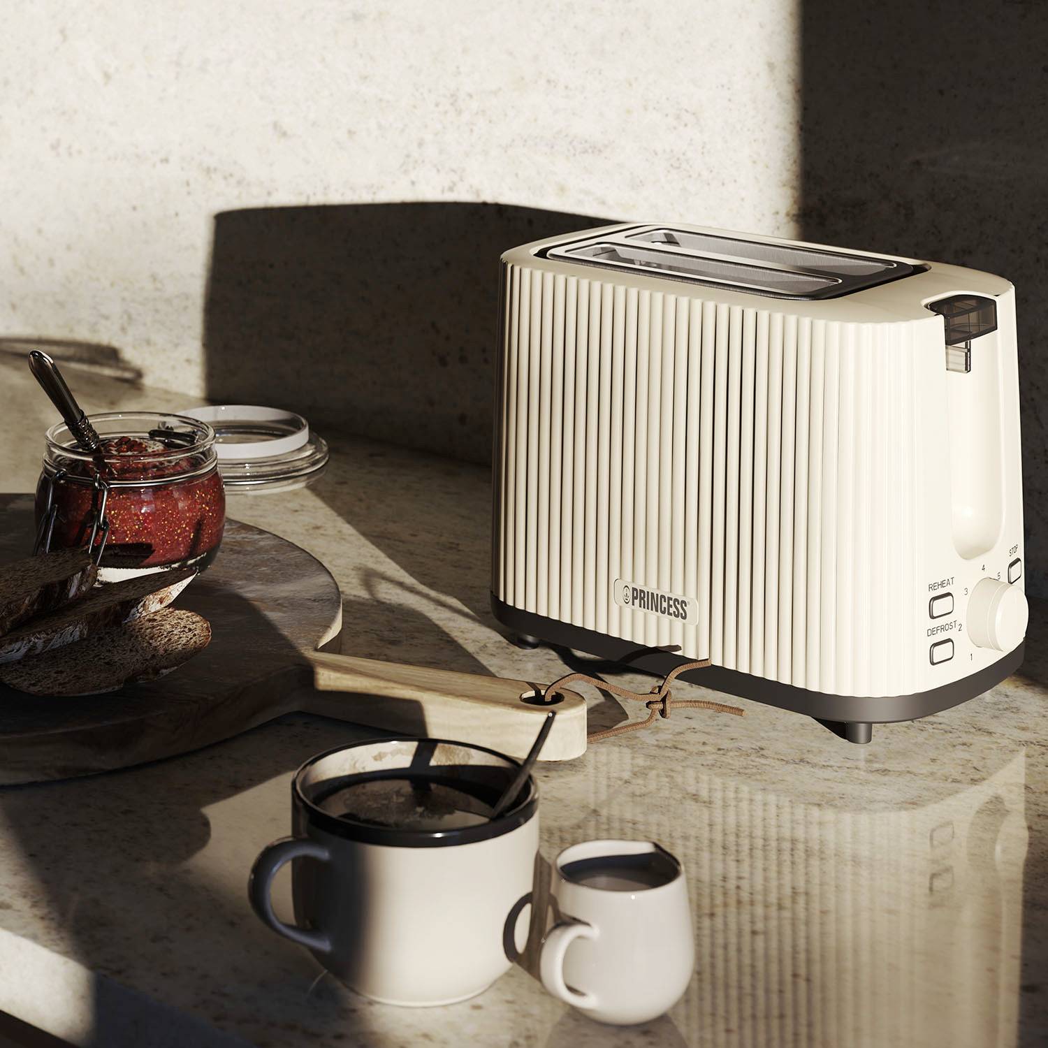 Ein Toaster und eine Tasse Kaffee stehen auf einer Küchenarbeitsplatte. Daneben ein Holzbrett mit Brot und Marmeladenglas.