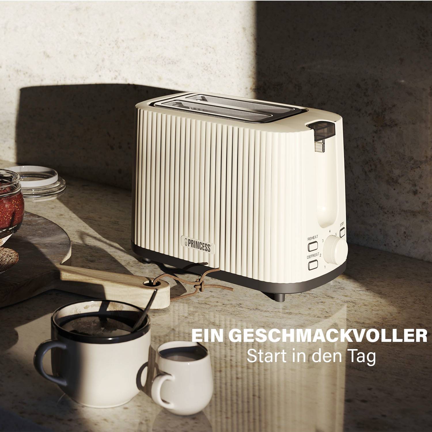 Ein Toaster auf der Theke neben Tassen und Marmelade im Sonnenlicht mit dem Text 'Ein geschmackvoller Start in den Tag'.