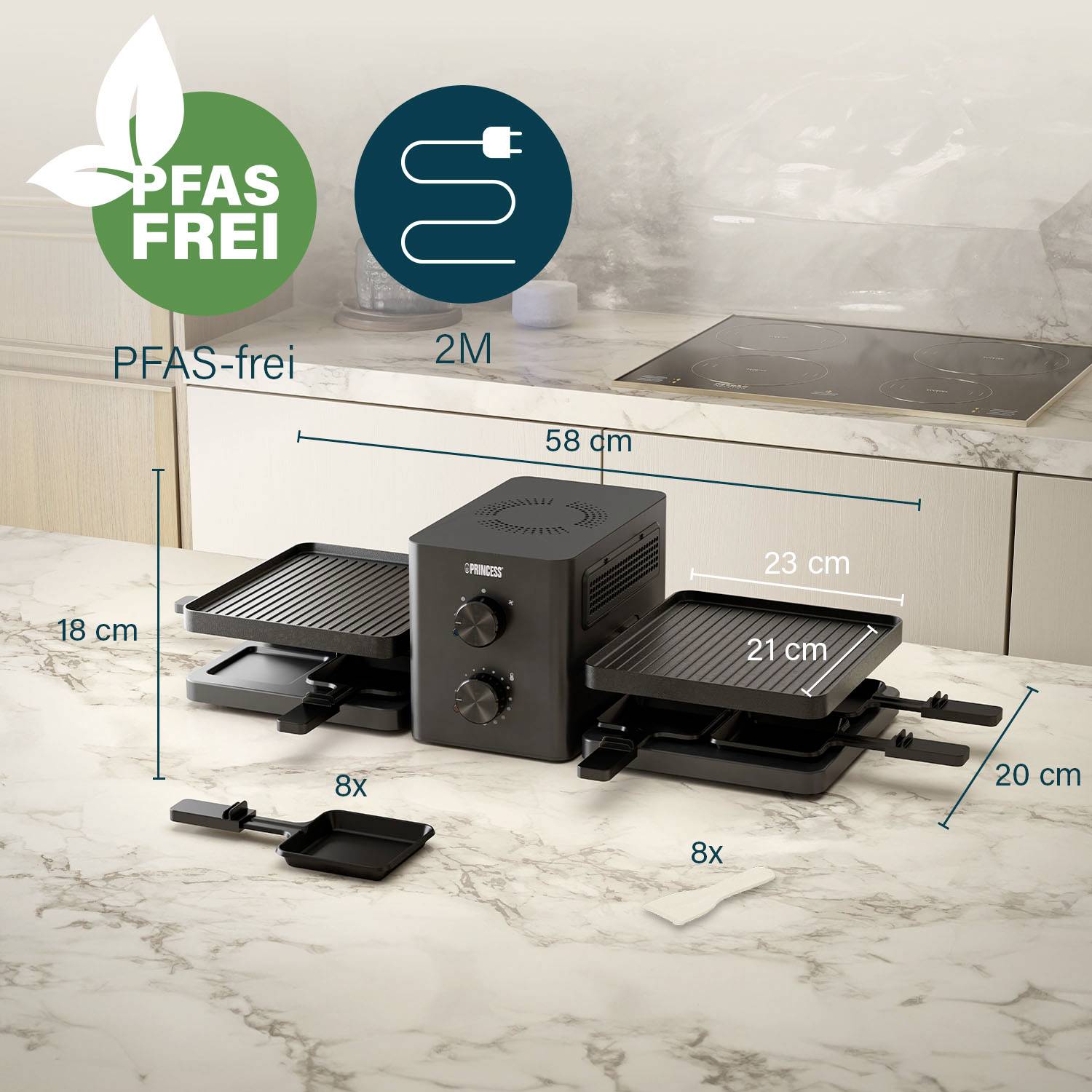 Raclette-Grill auf einer Marmorküchenplatte, gekennzeichnet als 'PFAS-frei', Geräteabmessungen und Details zu Stromkabel und Pfannen angezeigt.