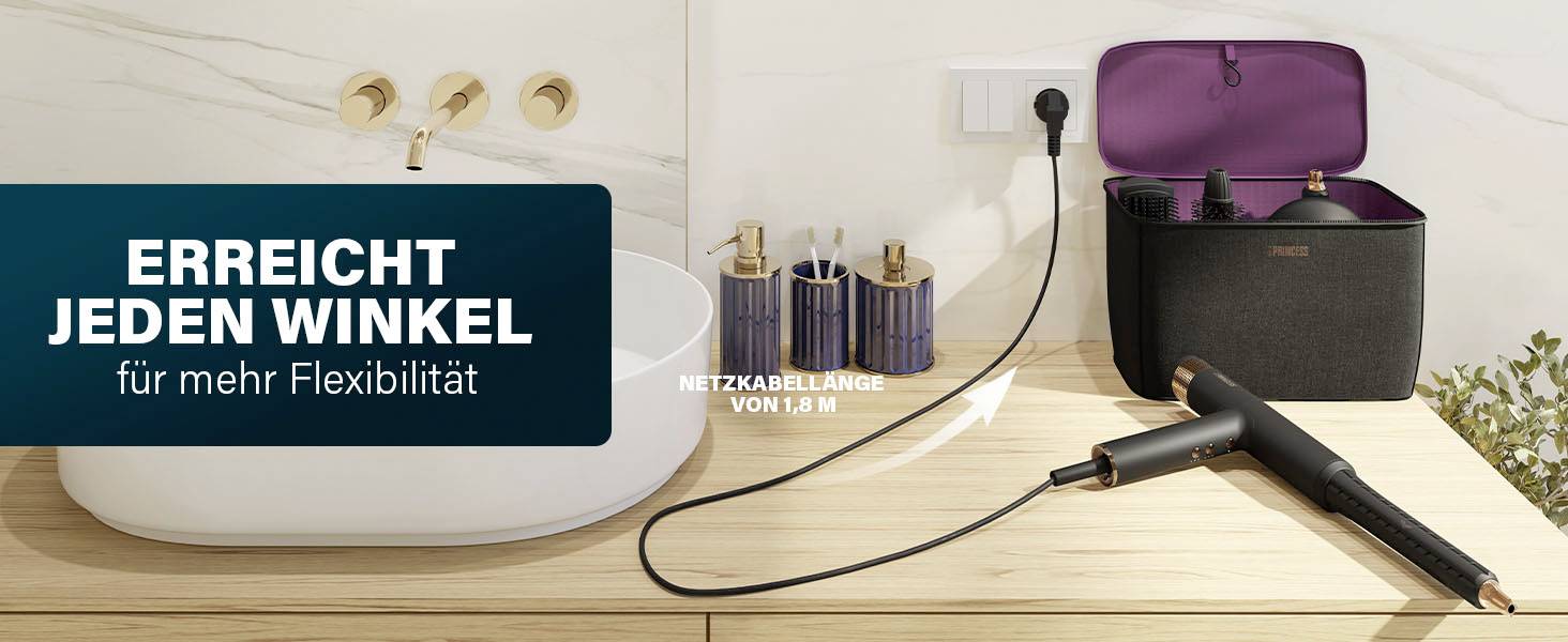 Ein Haartrockner auf einem Holzwaschtisch, angeschlossen mit 1,8 m Kabel. Werbeslogan: 'Erreicht jeden Winkel für mehr Flexibilität'.