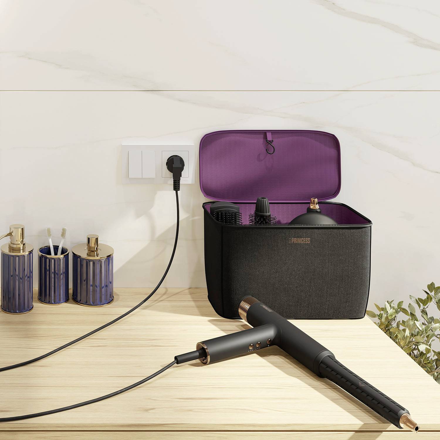 Ein schwarzer Lockenstab liegt auf einem Holztisch neben einer offenen Tasche mit Haarpflegeprodukten, Steckdose und Deko-Elementen.