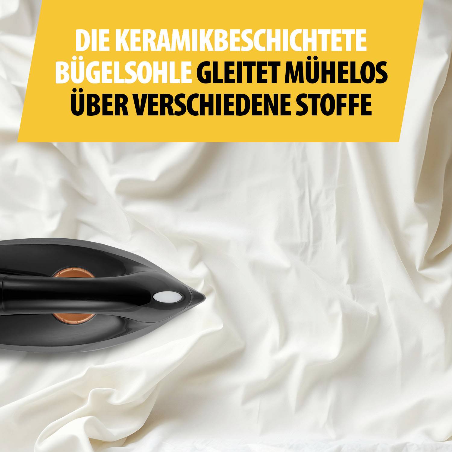 Ein schwarzes Bügeleisen gleitet auf einem weißen Stoff. Oben steht in einem gelben Bereich: 'Die keramikbeschichtete Bügelsohle gleitet mühelos über verschiedene Stoffe'.