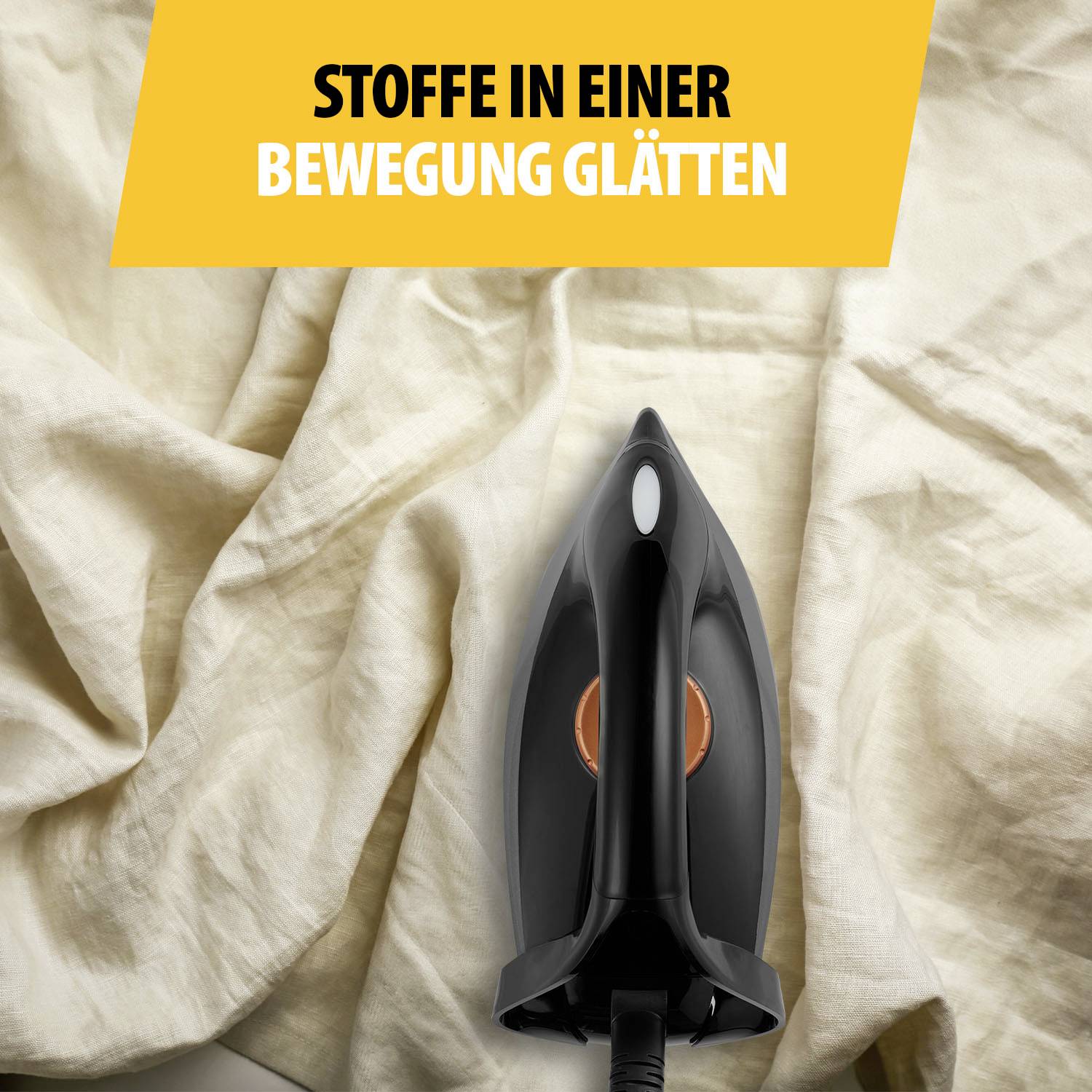 Ein schwarzes Bügeleisen glättet beige Stoffe. Oben stehen die Worte 'Stoffe in einer Bewegung glätten' auf gelbem Hintergrund.
