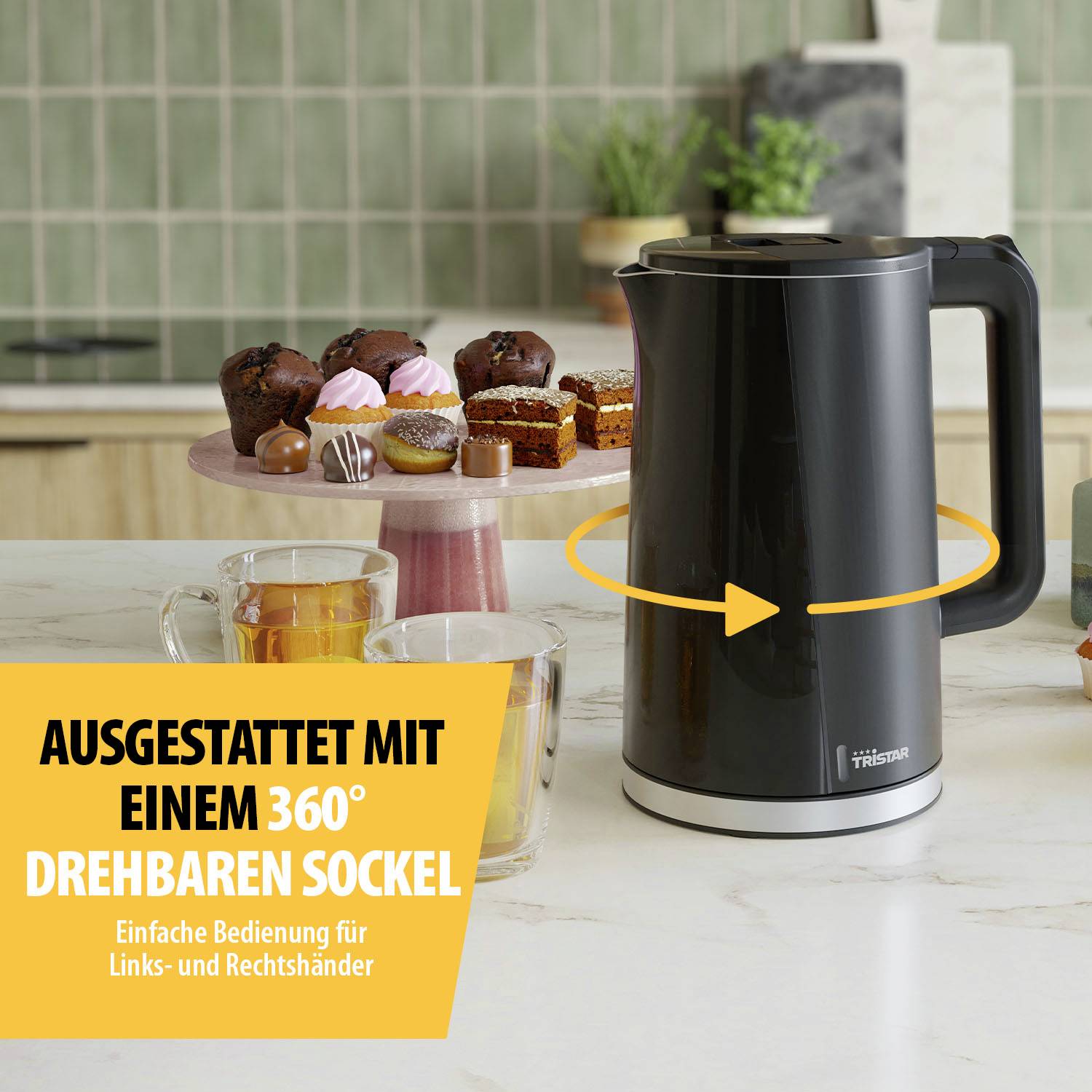 Elektrischer Wasserkocher auf Küchentheke, umgeben von Tassen und Gebäck. Text: 'Ausgestattet mit einem 360° Drehbarensockel'.