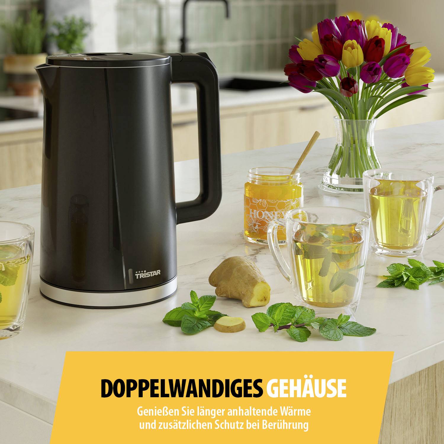 Doppelte Isolierkanne auf Küchenarbeitsplatte, umgeben von zwei Gläsern Tee, Honigglas und Vase mit Blumen. Text: 'Doppelwandiges Gehäuse'.