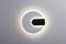 Eine moderne Wandlampe mit kreisförmigem Design und sanfter LED-Beleuchtung. Sie strahlt ein dezentes, indirektes Licht aus.