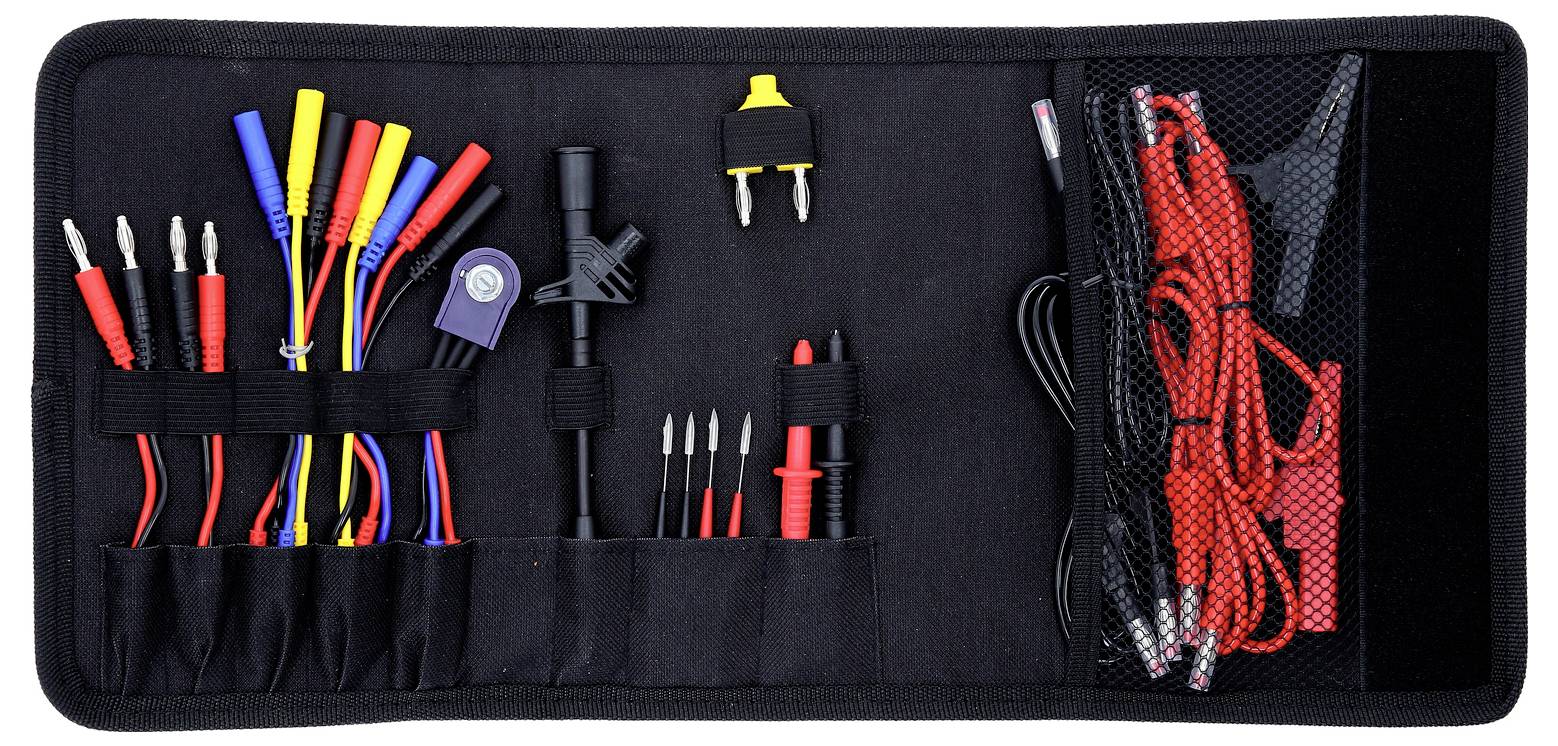 Werkzeugtasche mit verschiedenen Messleitungen und Prüfspitzen. Bunte Kabel sind in Fächer sortiert. Rechts befinden sich rote Krokodilklemmen.