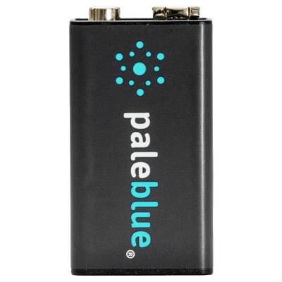 Eine schwarze wiederaufladbare Batterie mit blauen und weißen Aufdrucken der Marke 'paleblue', Batteriekontakte oben sichtbar.