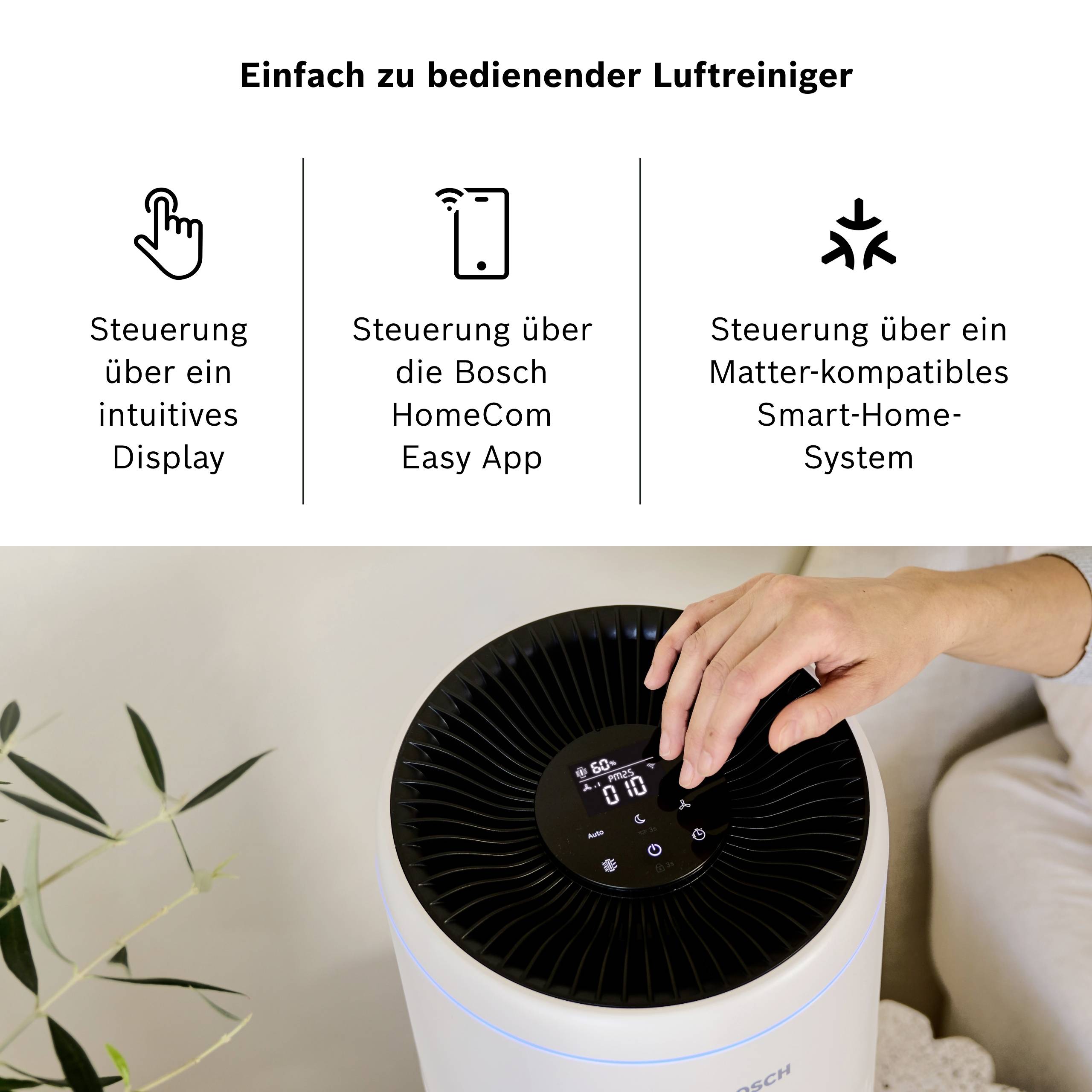 Ein Mann bedient ein intuitives Display eines Bosch Luftreinigers. Text: 'Steuerung über die Bosch HomeCom Easy App', 'Matter-kompatibles Smart-Home-System'.