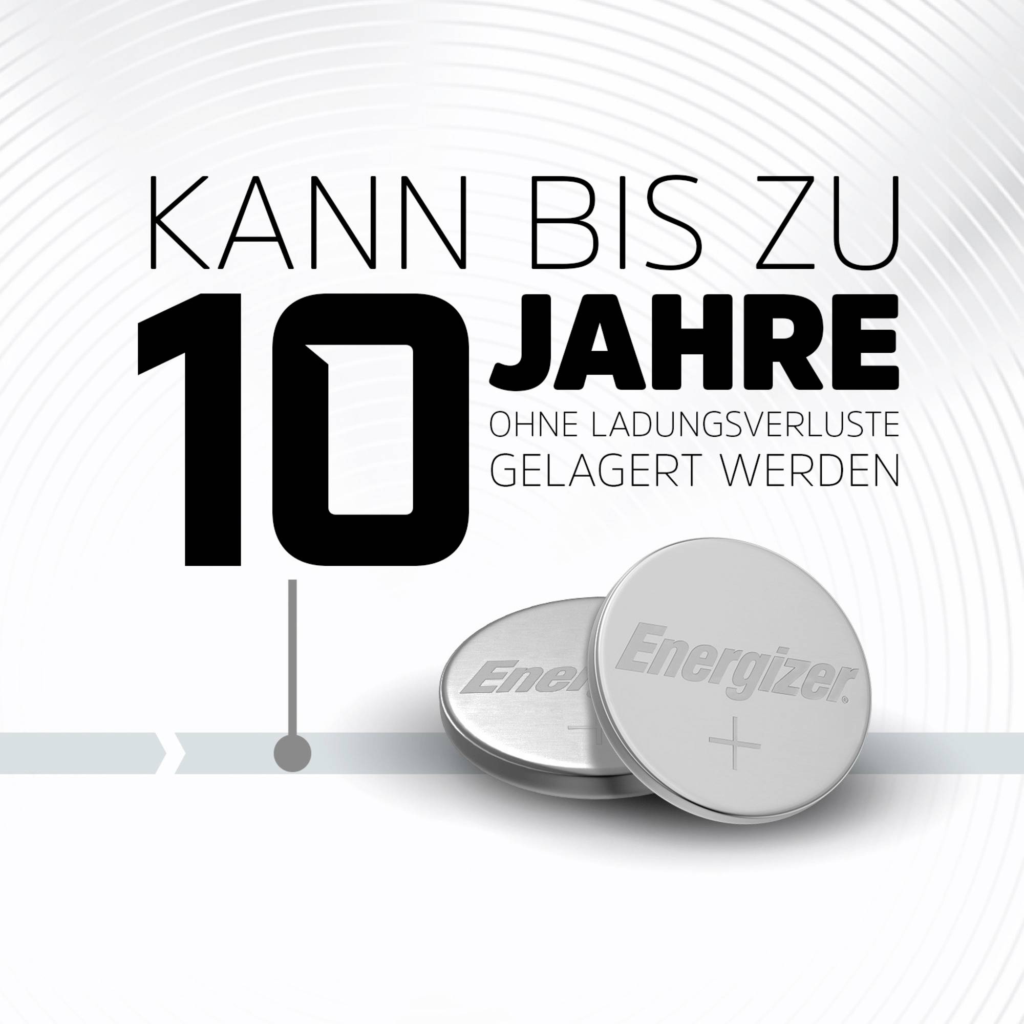 'Kann bis zu 10 Jahre ohne Ladungsverluste gelagert werden.' Zwei silberne Energizer-Knopfzellen-Batterien im Vordergrund.