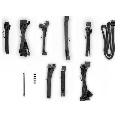 Verschiedene schwarze PC-Kabel und Kabelbinder auf weißem Hintergrund, zur Verknüpfung von Computerkomponenten.