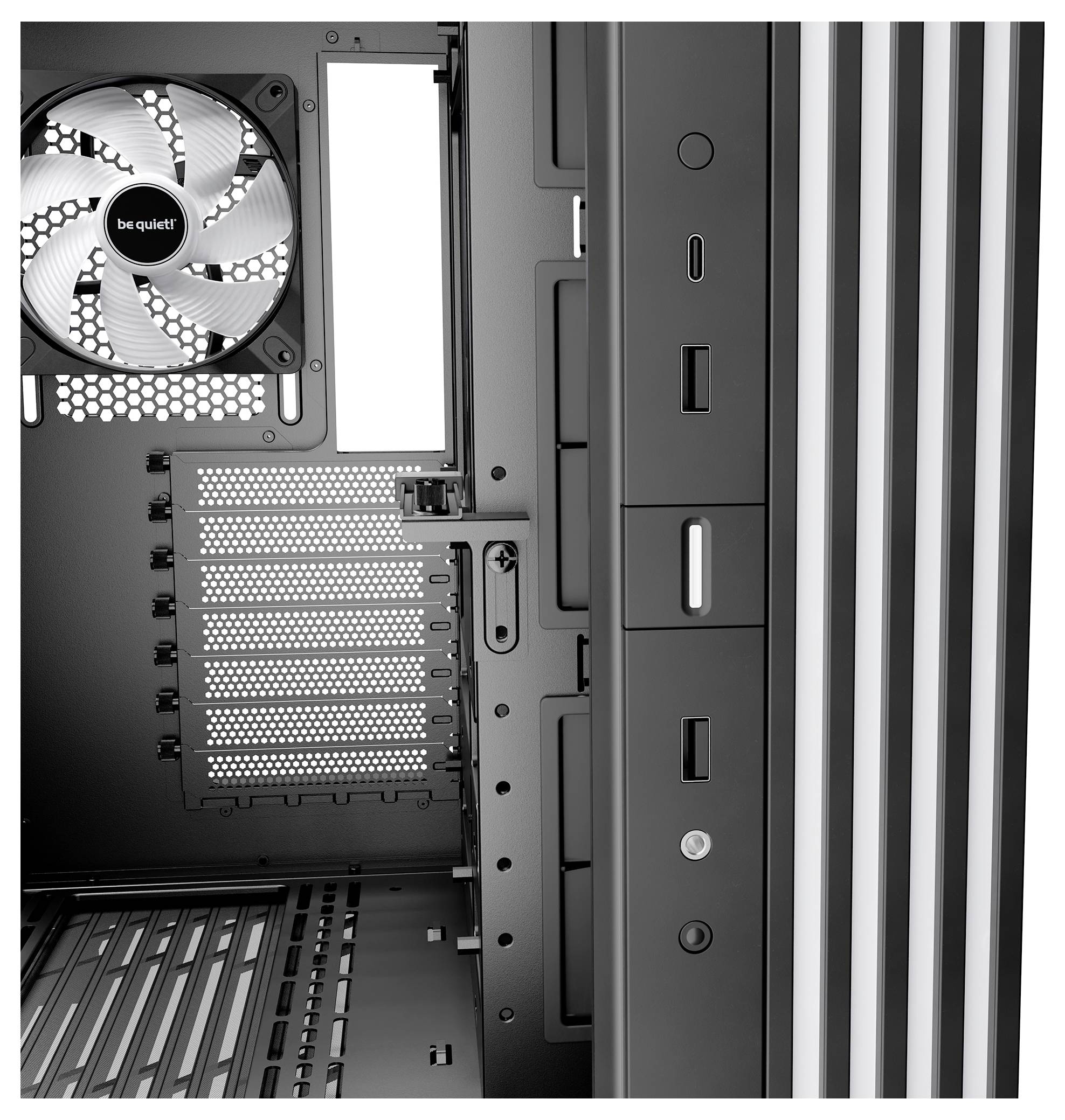 Gehäuse eines PCs mit Lüfter oben links, mehreren Slots für Erweiterungskarten und Frontpanel mit USB-Anschlüssen und Tasten rechts.
