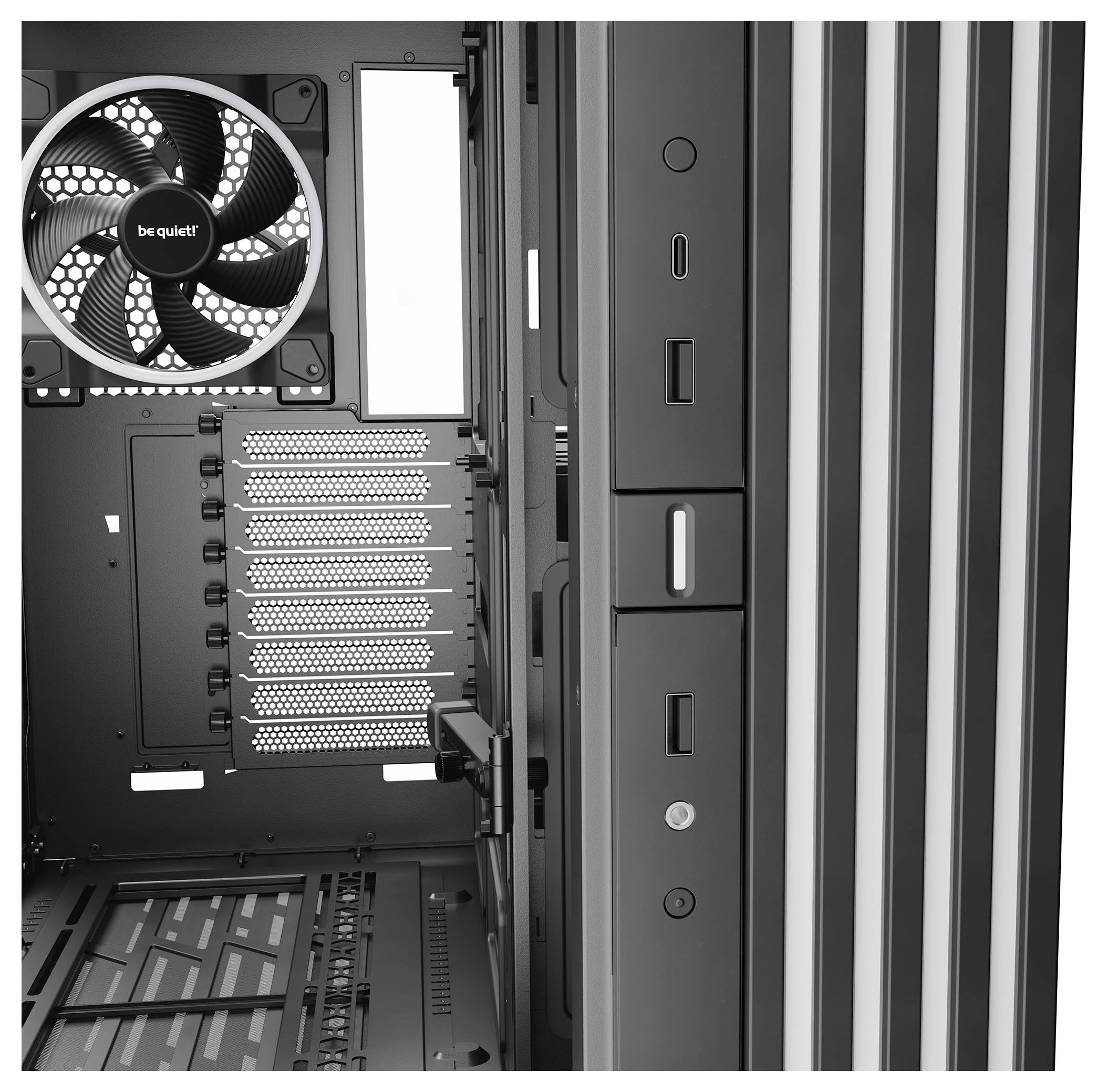 'Ein offenes Computergehäuse mit sichtbarem Lüfter und vertikalen Lüftungsschlitzen an der Seite. Innen sind mehrere Steckplätze erkennbar.'