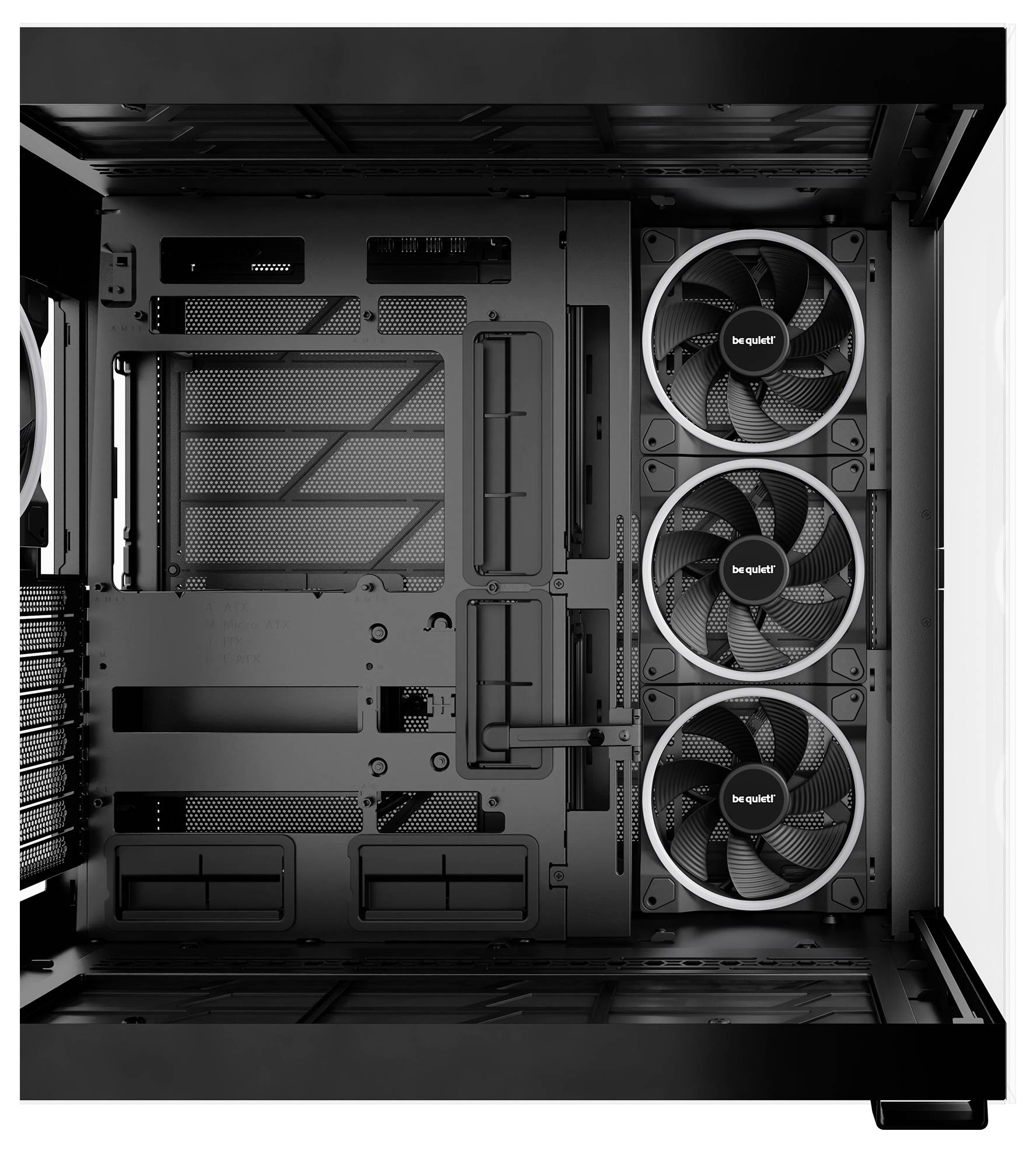 Computergehäuse innen mit drei Lüftern, ergonomische Anordnung für optimale Kühlung. Viel Platz für zusätzliche Komponenten.