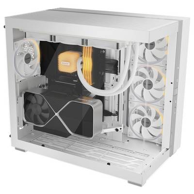 Ein offenes Computergehäuse mit einem großen Grafikkartenlüfter, mehreren beleuchteten Lüftern und sichtbaren orangefarbenen Kabeln.