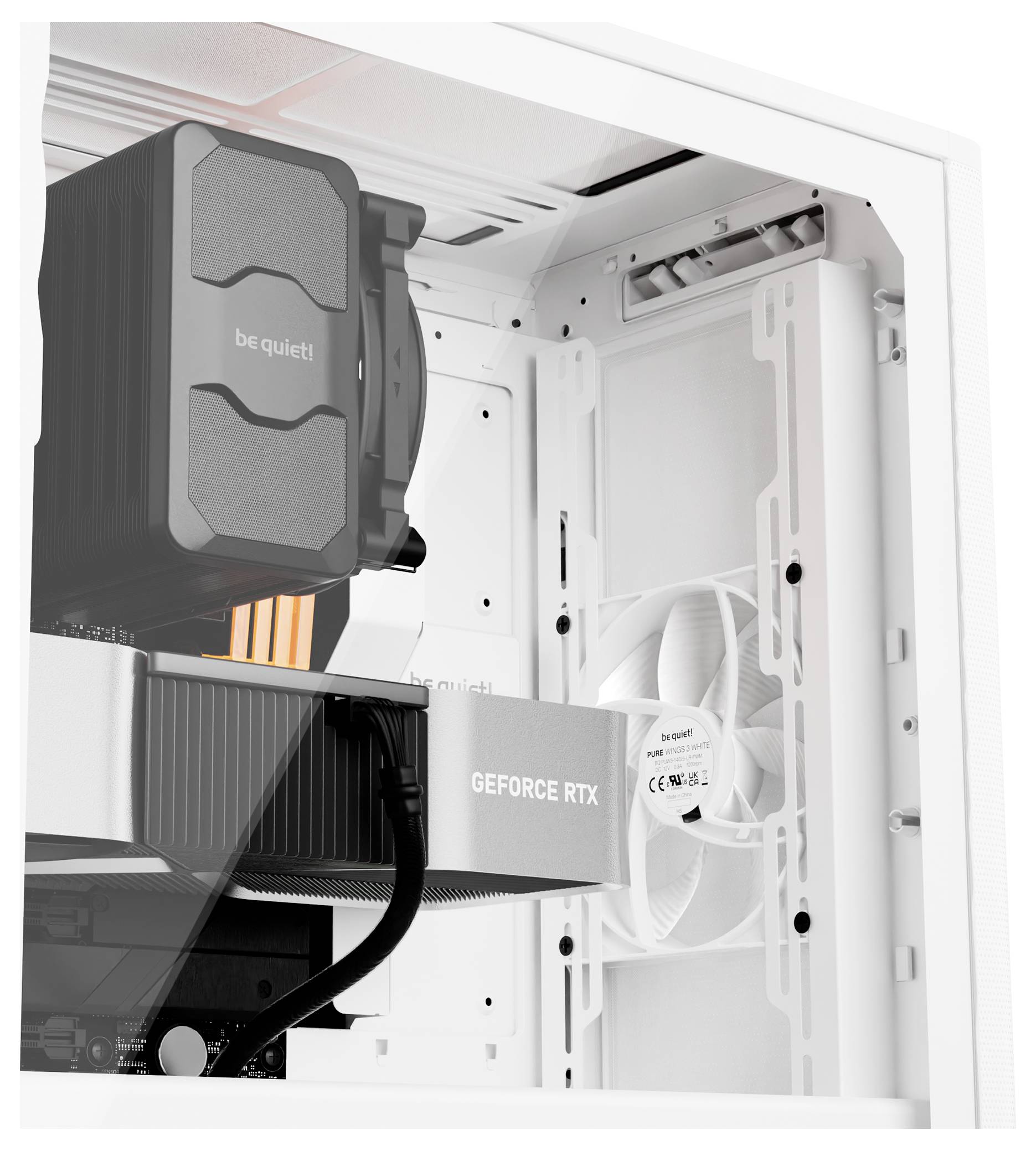 Ein offener Computer mit einem be quiet! Kühler und einer GeForce RTX-Grafikkarte. Ein Lüfter ist in der Seitenwand montiert.