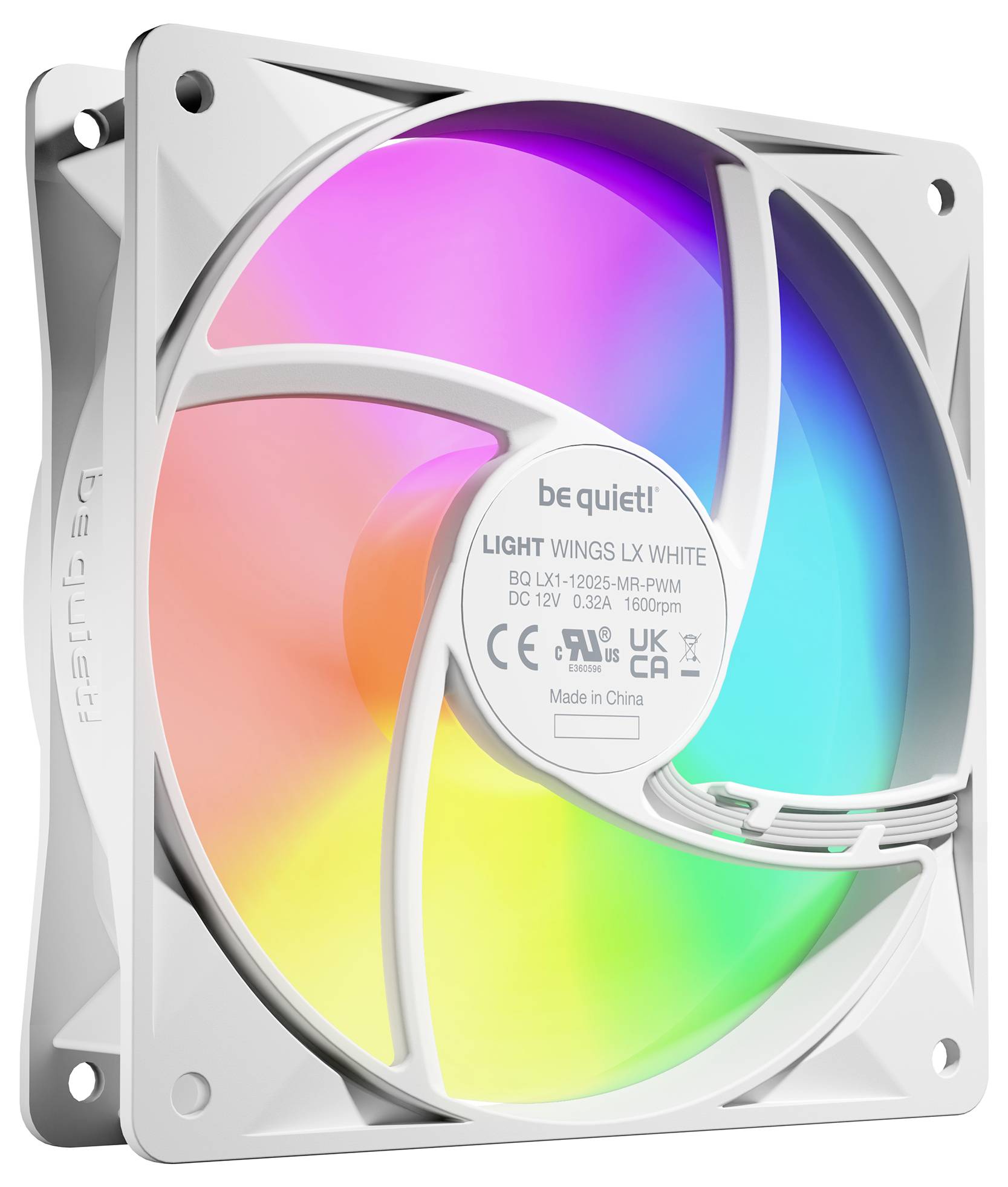 Computer-Lüfter in Weiß mit RGB-Beleuchtung, zeigt Regenbogeneffekt; Markenname 'be quiet!' sichtbar auf der Mitte des Lüfters.