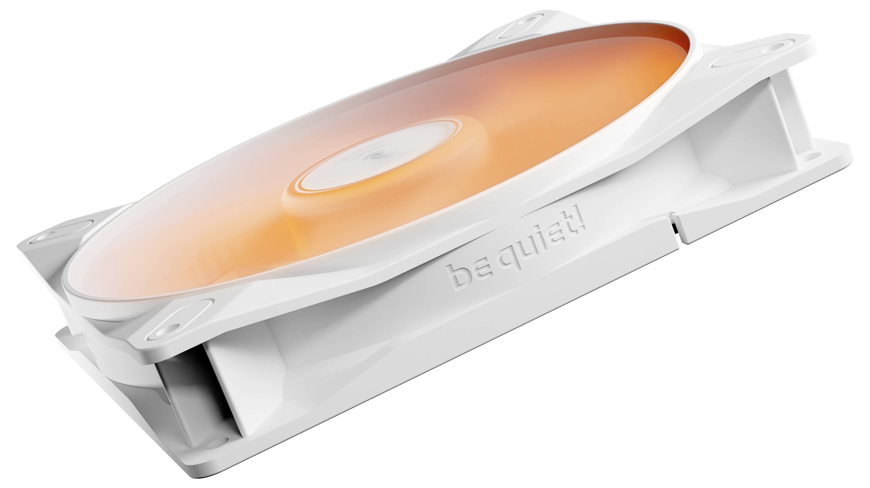 Ein orange leuchtender Computerlüfter von 'be quiet!' in einem weißen Gehäuse, auf einem Computeraufbau platziert.