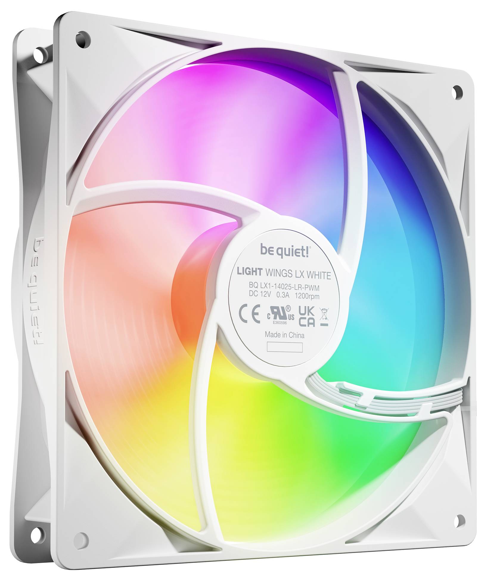 Weißer PC-Lüfter mit RGB-Beleuchtung in Regenbogenfarben. Sichtbar sind Markenname und technische Spezifikationen auf der Rückseite.
