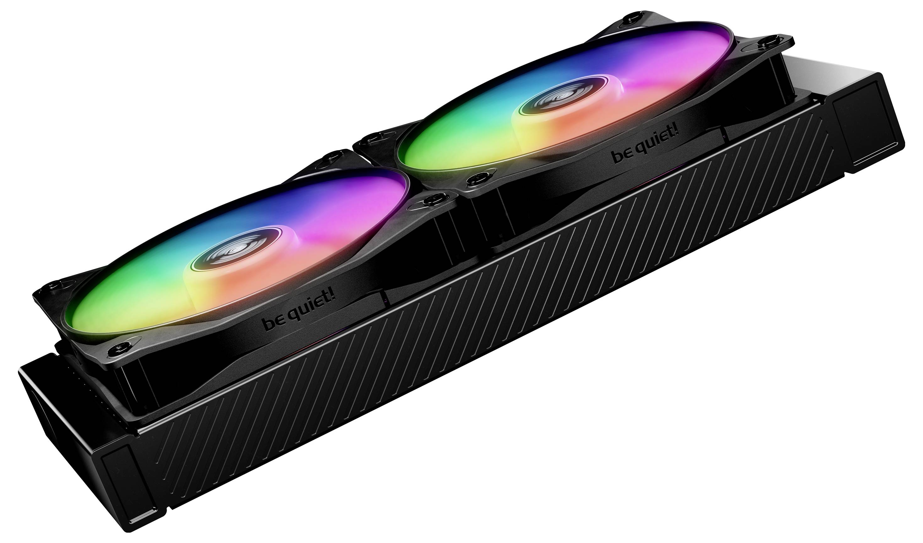 Eine schwarze PC-Wasserkühlung mit zwei RGB-beleuchteten Lüftern, die das Logo 'be quiet!' tragen, auf einem rechteckigen Kühlkörper montiert.