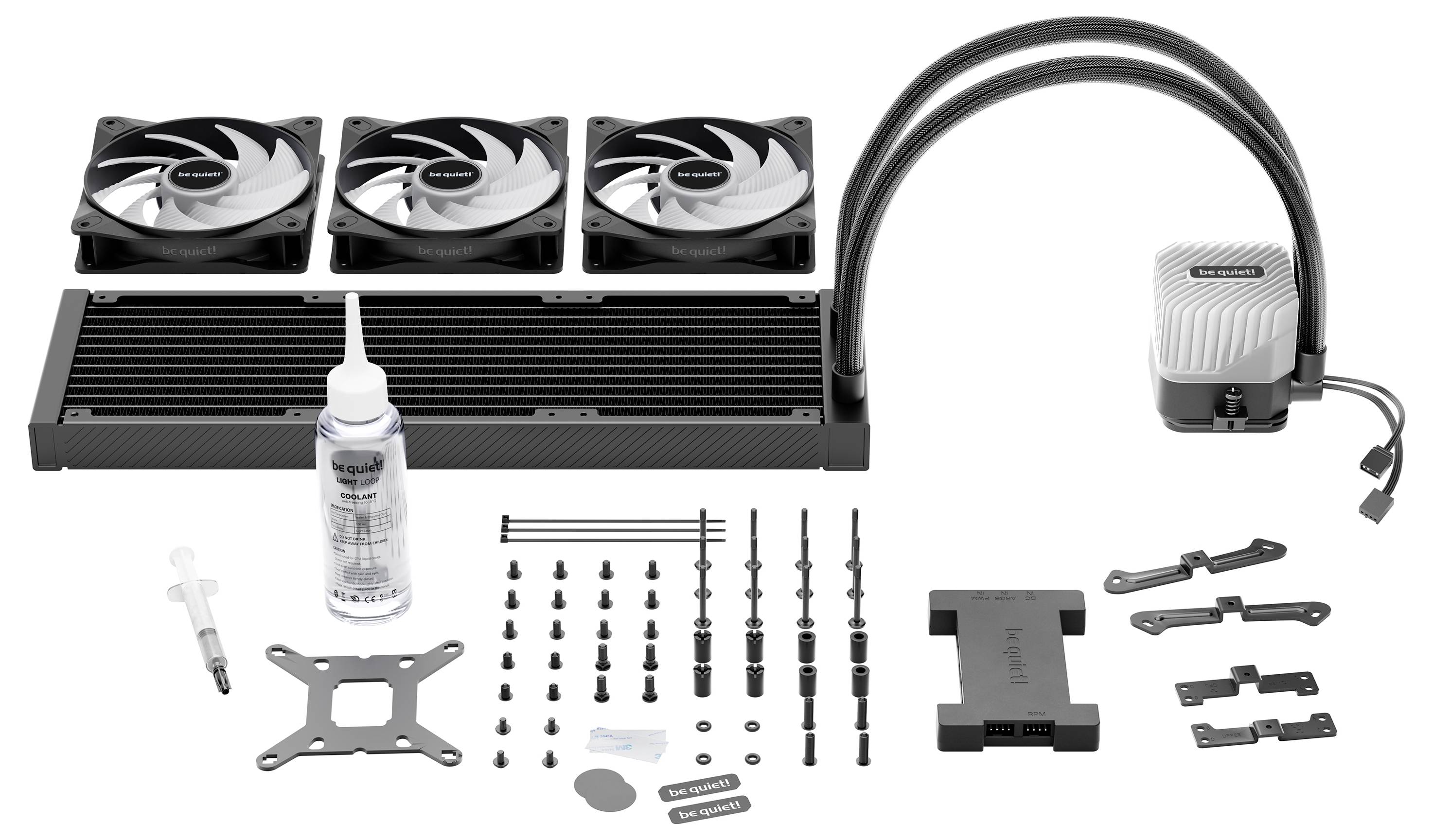 Ein Komplettset für eine PC-Wasserkühlung: drei Lüfter, ein Radiator, Kühlflüssigkeit, Kabel, Schrauben und Halterungszubehör.