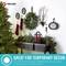 Weihnachtlich dekorierter Raum mit Baum, Girlanden und Strümpfen; Text auf Englisch: 'GREAT FOR TEMPORARY DÉCOR'.