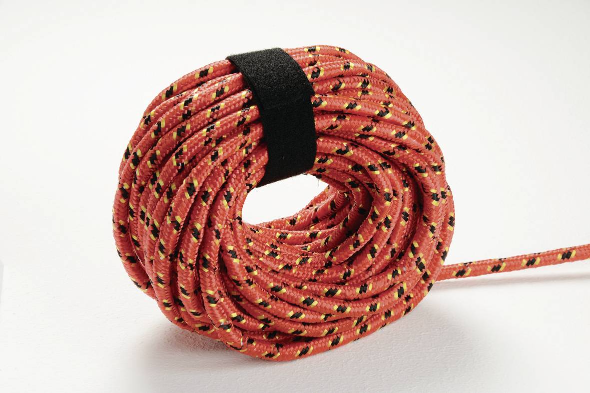 Ein aufgerolltes, rot-gelb gemustertes Seil, gesichert mit einem schwarzen Band, liegt auf einem weißen Hintergrund.