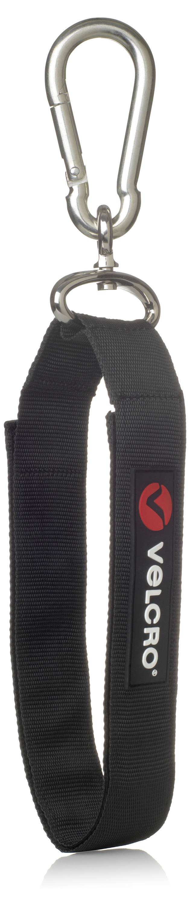 Ein schwarzer Gurt mit Karabinerhaken und rotem Velcro-Logo, geeignet zum Befestigen von Gegenständen an Taschen oder Rucksäcken.