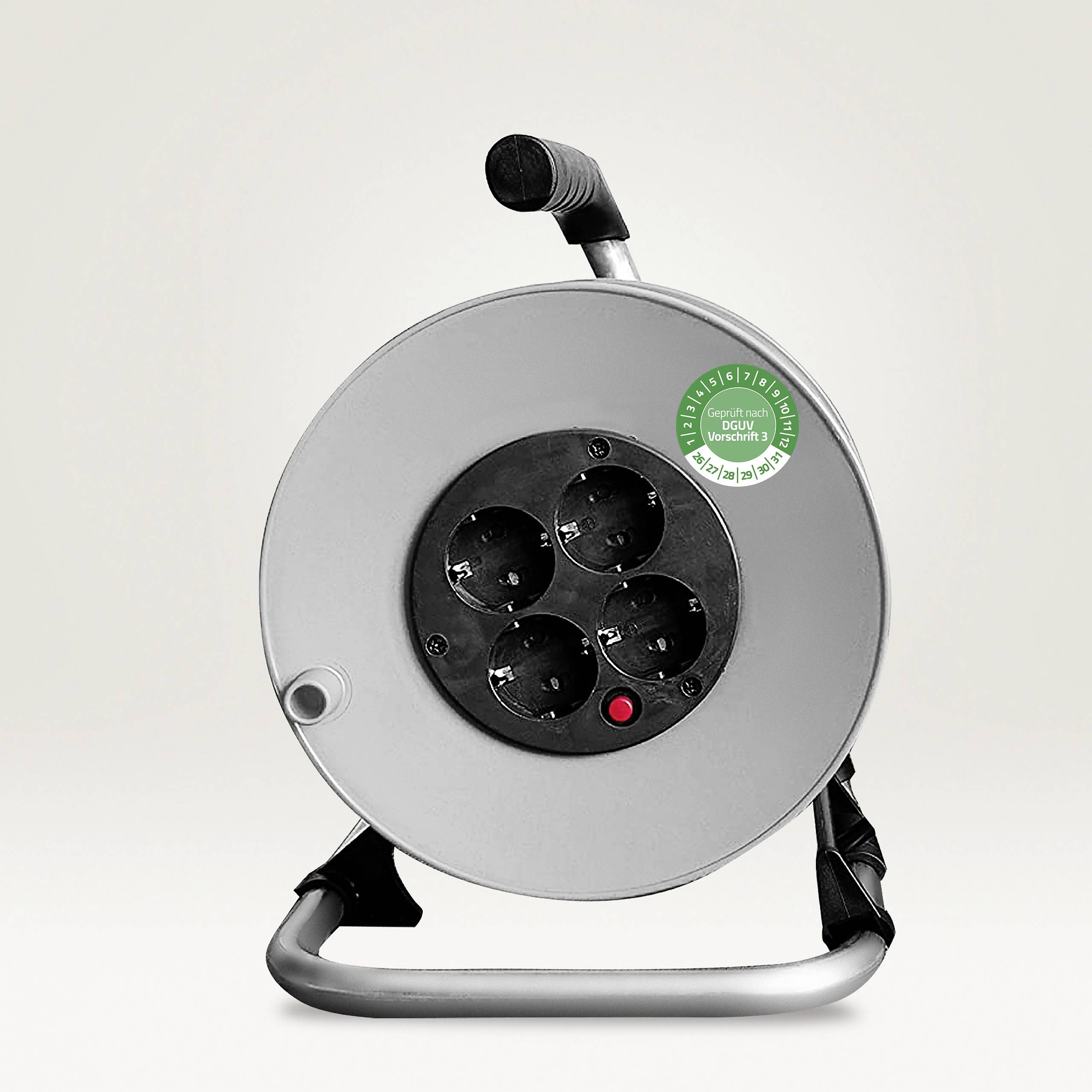 Eine graue Kabeltrommel mit vier schwarzen Steckdosen, einem Ein-/Ausschalter und einem schwarzen Handgriff.