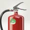 Roter Feuerlöscher mit einem Druckmesser am oberen Teil. Ein grünes Etikett zeigt das Datum des nächsten Prüftermins an.