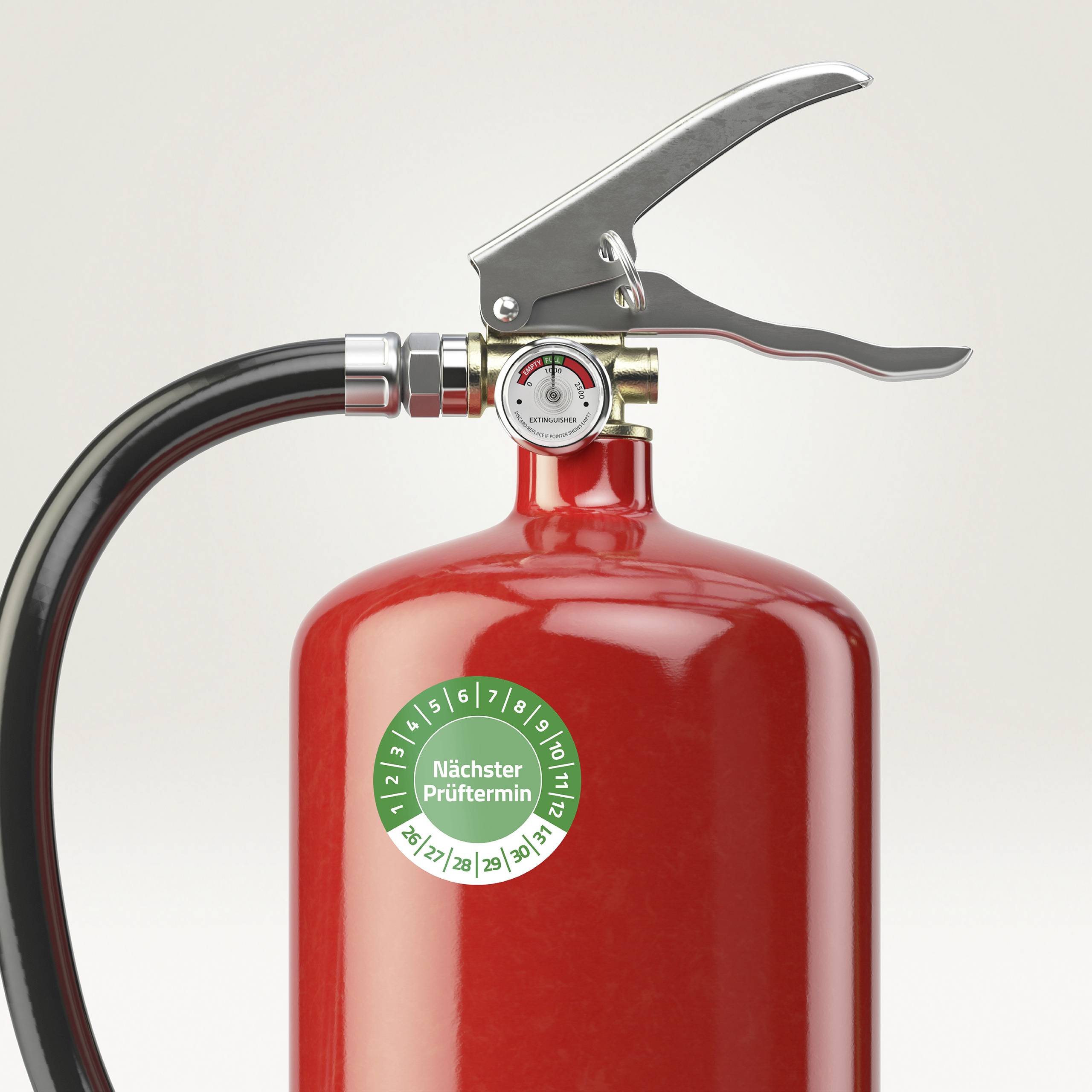 Ein roter Feuerlöscher mit Manometer, zeigt grünen Bereich an. Ein Aufkleber 'Nächster Prüftermin', mit Zahlen für Monate.