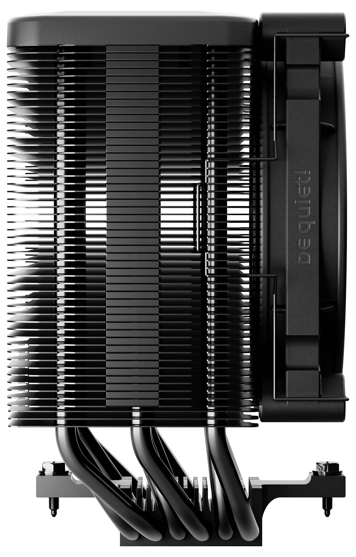 Ein schwarzer CPU-Kühler mit mehreren glänzenden Kühlrippen und vier Heatpipes, frontal aufgenommen. Rechts befindet sich ein Lüfter.