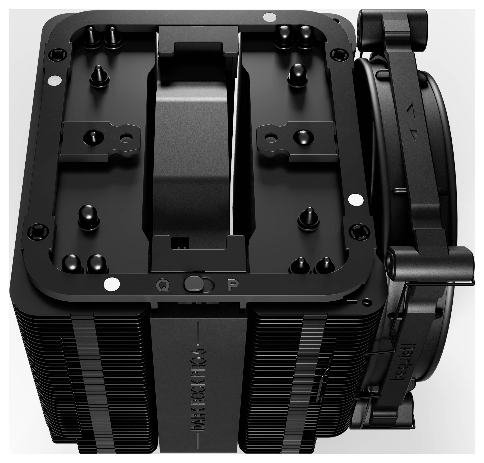 Ein schwarzer CPU-Kühler mit mehreren Kühlrippen und einem montierten Lüfter, aus der Vogelperspektive gezeigt.