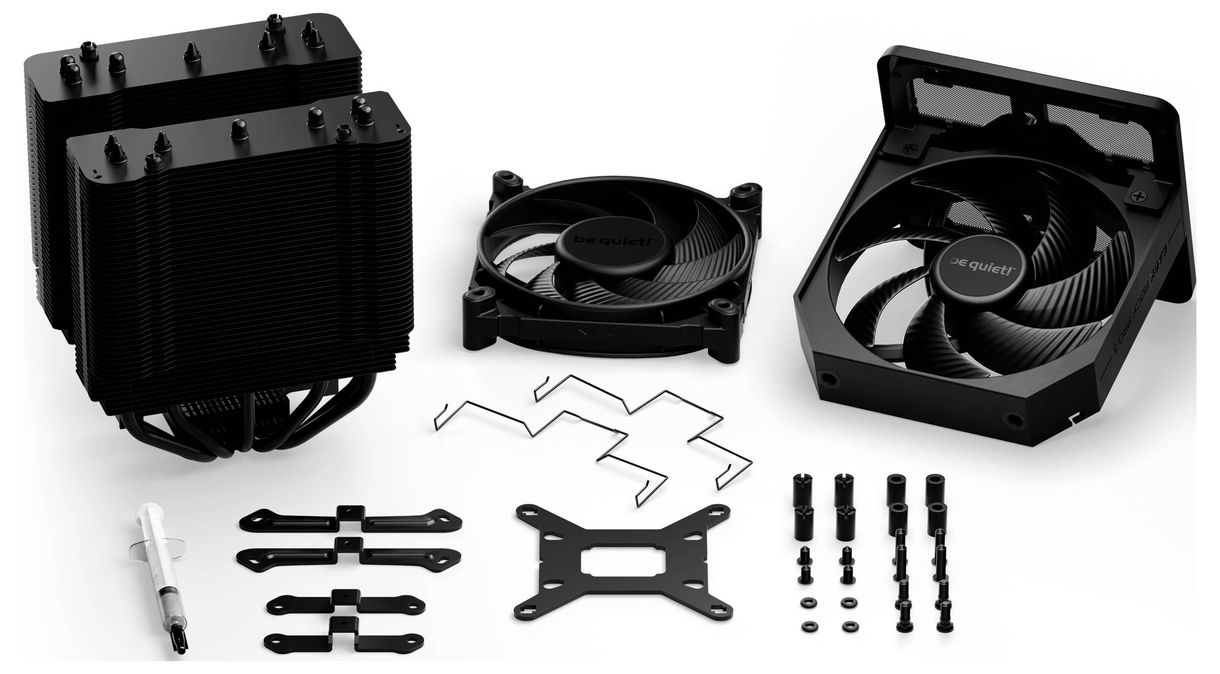 Komplettes Set eines CPU-Kühlers mit Kühlkörper, Lüfter, Halterungselementen und Wärmeleitpaste, bereit zur Montage.