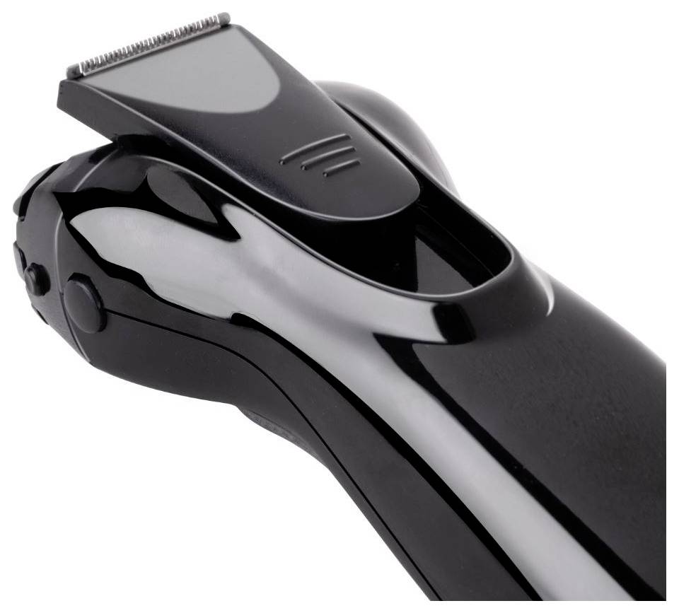 Schwarzer elektrischer Rasierer in Nahaufnahme, der seitlich gehalten wird.