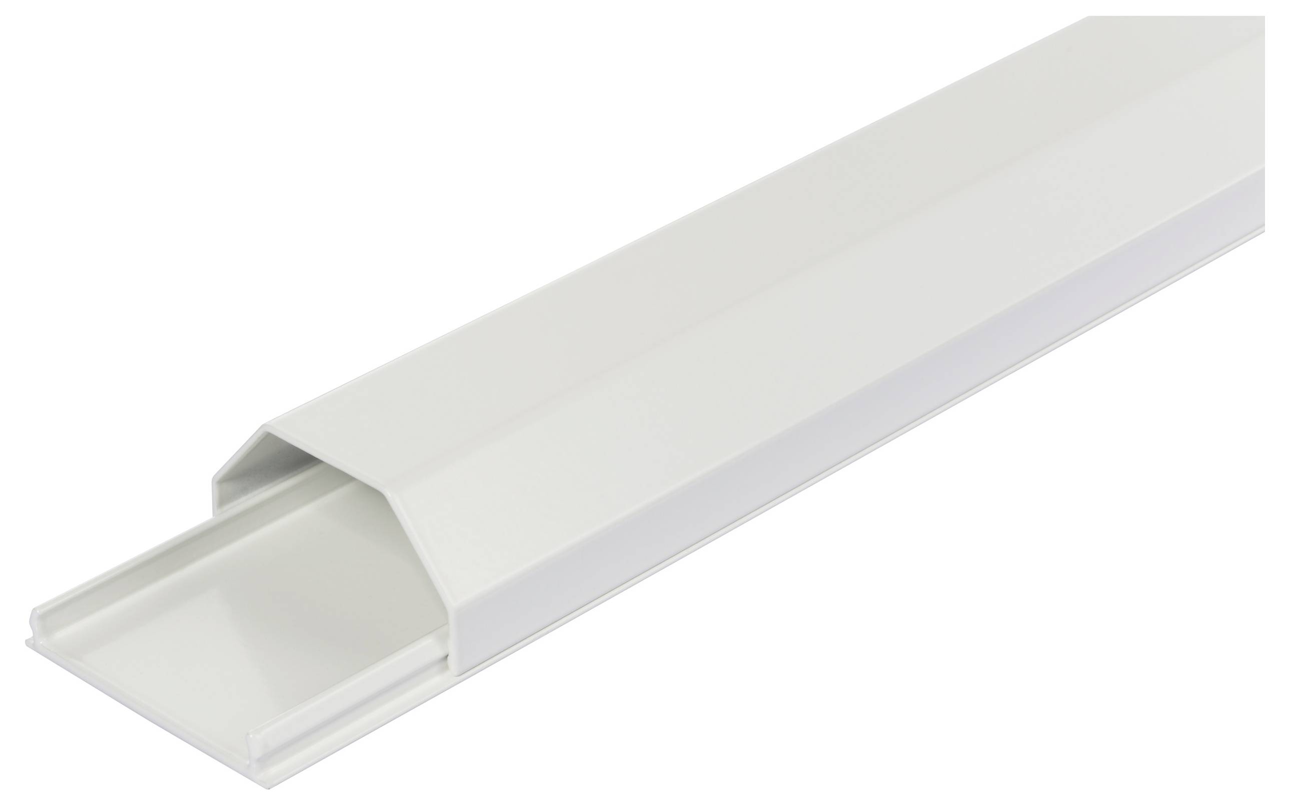 Ein weißer Kabelkanal mit abnehmbarem Deckel, verwendet zur Organisation und Verdeckung von Kabeln in Wohn- oder Bürobereichen.