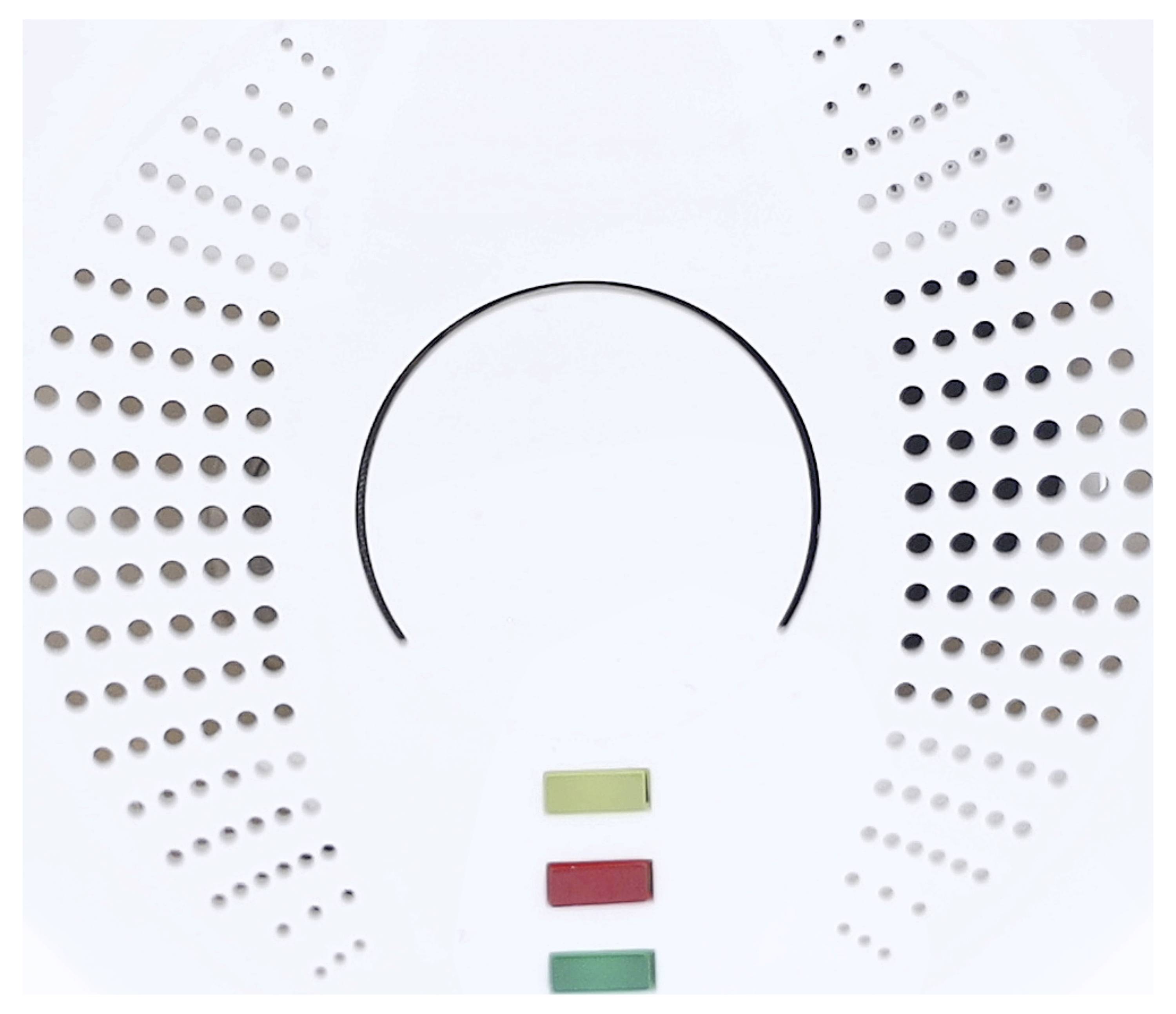 Ein weißes Gerät mit kreisförmig angeordneten Löchern und drei rechteckigen Anzeigen in Gelb, Rot und Grün.