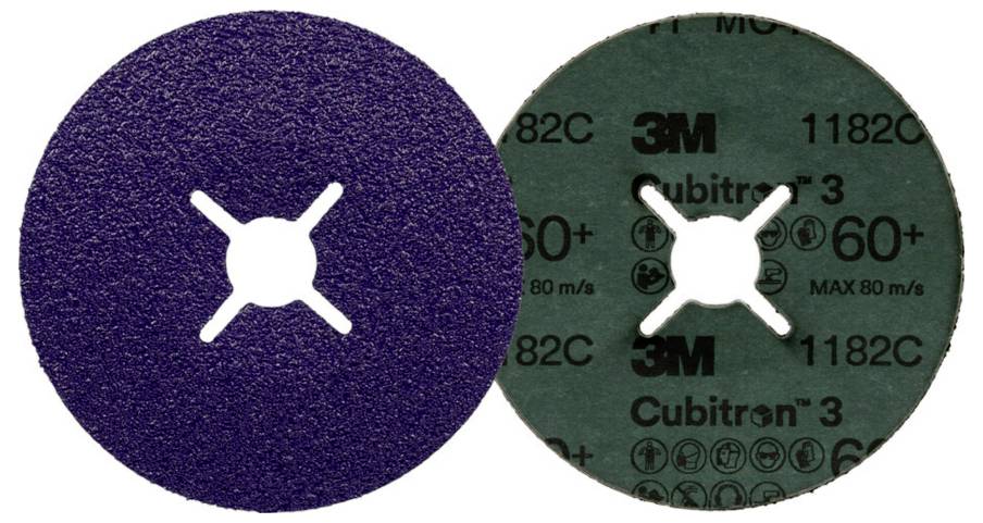 Zwei runde Schleifscheiben mit unterschiedlichen Oberflächen. Links ist eine dunkle Schleifseite, rechts die grüne Rückseite mit Aufdruck.